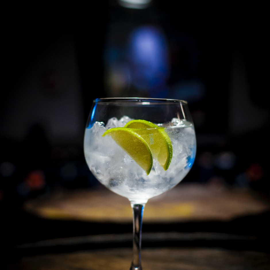 Gin z tonikiem / Photo by Laure Noverraz on Unsplash