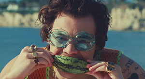"Watermelon Sugar" Harry'ego Styles'a to piosenka o... kobiecym orgazmie? Fani snują teorie spiskowe, a gwiazdor odpowiada