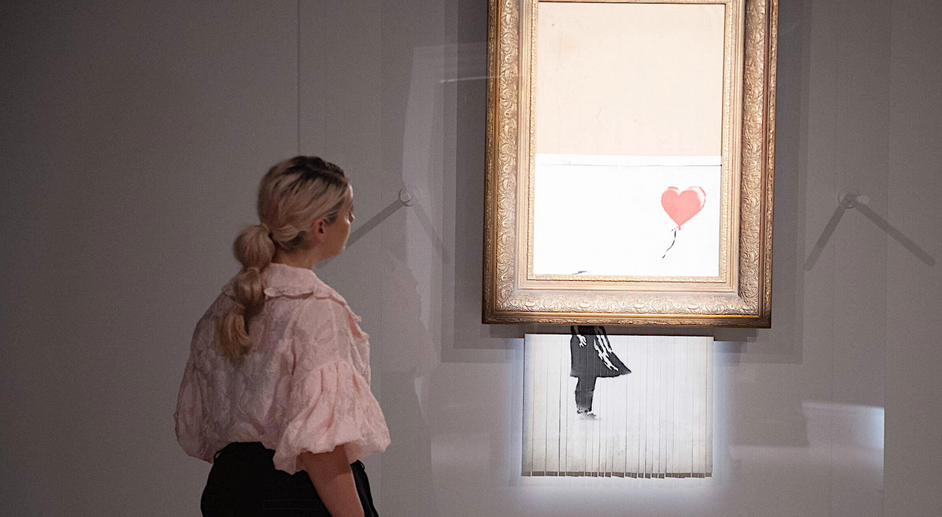 Zniszczona przez Banksy'ego „Dziewczynka z balonikiem” sprzedana za rekordową sumę. Los zakpił z artysty?