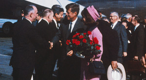 Jackie i John F Kennedy na lotnisku w Dallas 22 listopada 1963 roku / Getty Images