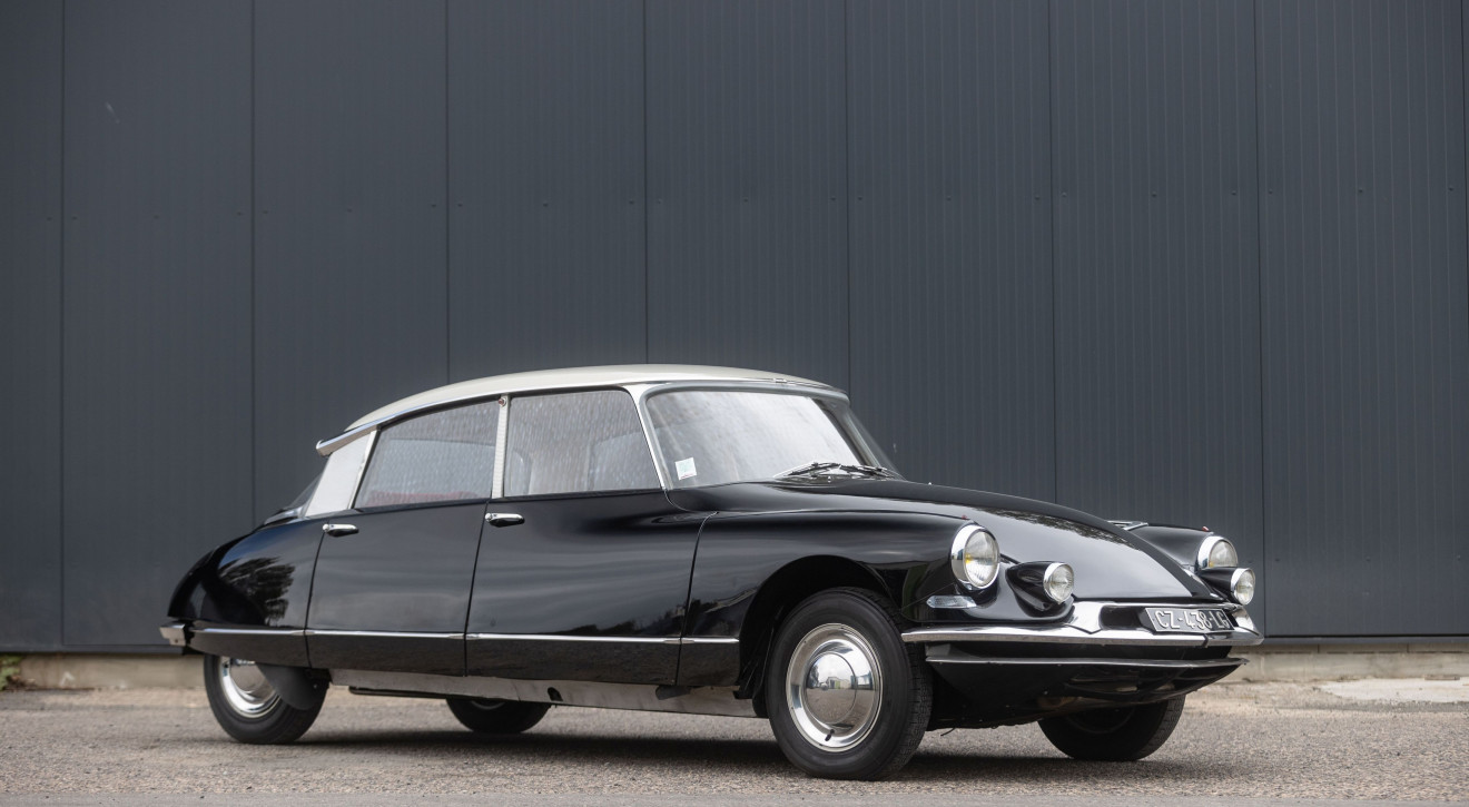 Francuski biznesmen wyprzedaje swoją prywatną kolekcję 100 klasycznych aut