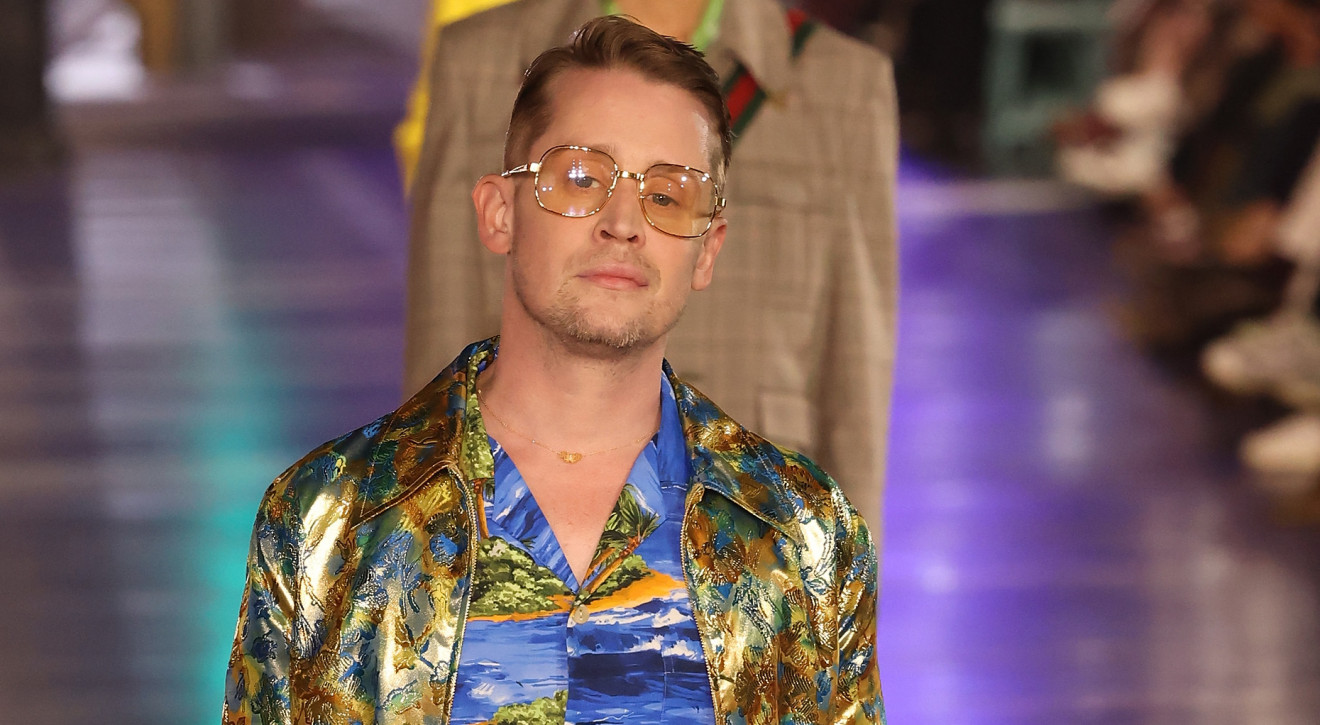 Macaulay Culkin debiutuje na pokazie Gucci "Love Parade". Czy to przełom w jego karierze?