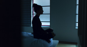 Medytacja lub mindfullness mogą pomóc w walce z bezsennością/fot. Ben Blennerhassett, Unsplash