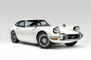 1968 Toyota 2000GT - włączone światła /fot. Bring a Trailer