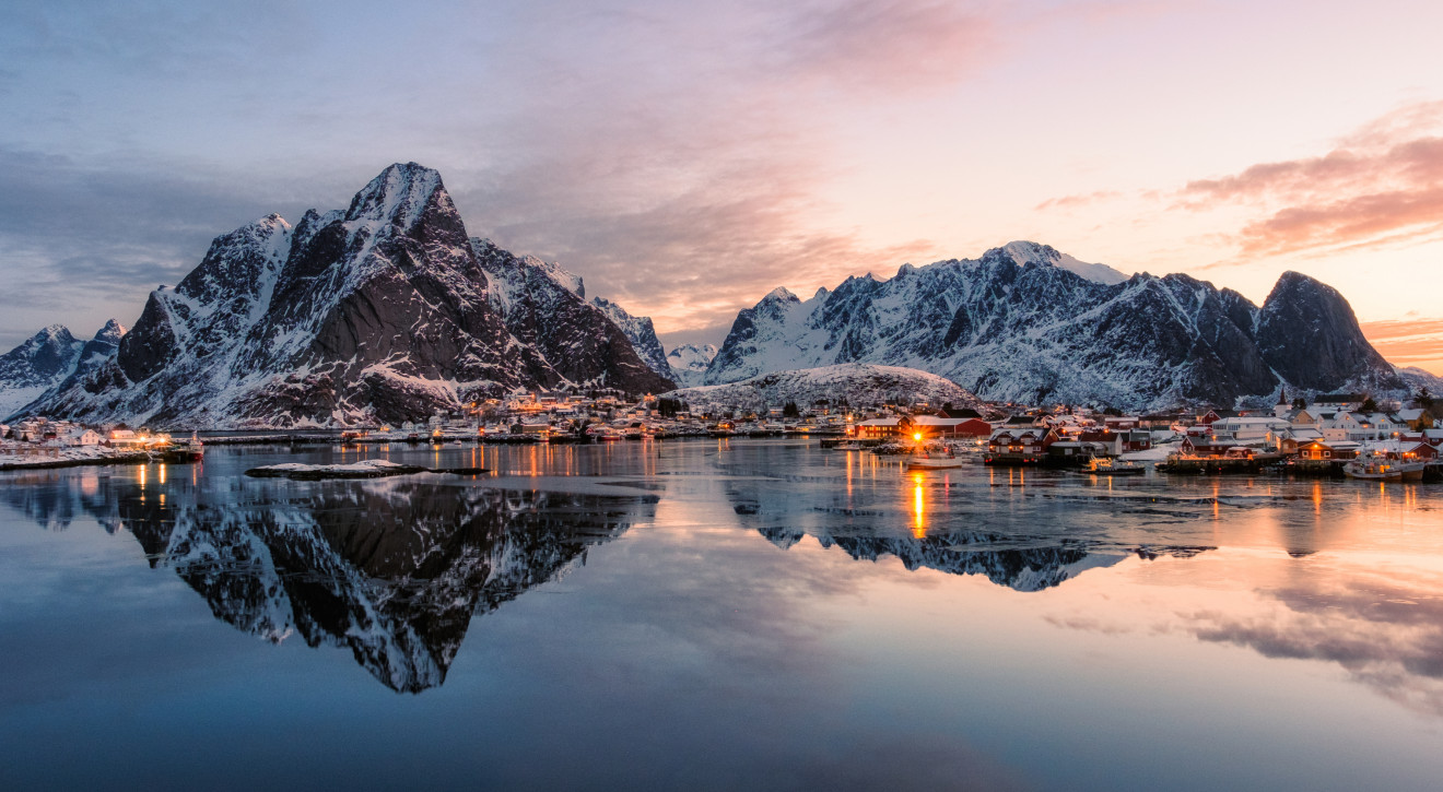 Zima w norweskim Lofoten / Getty Images Jak być szczęśliwym nawet zimą? Mieszkańcy mroźnej Skandynawii dają nam 4 lekcje dobrego życia