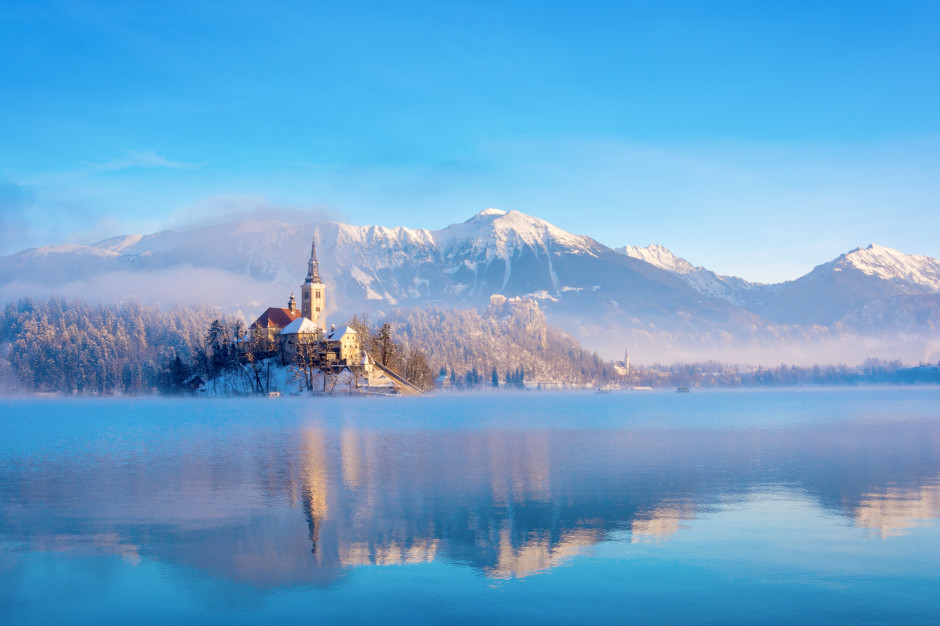 Zimowe krajobrazy - Bled na Słowenii / Shutterstock