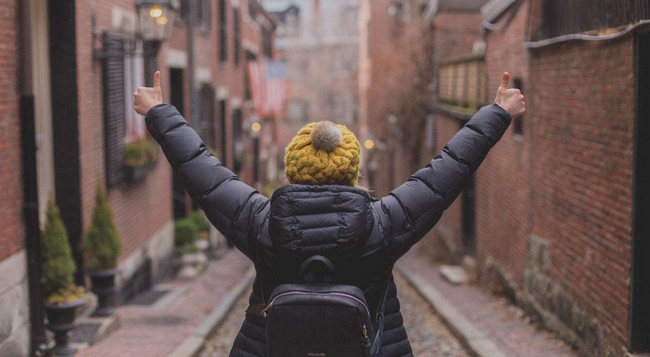 fot. Dayne Topkin, Unsplash Szklanka jest zawsze do połowy pełna? Naukowcy obalają mit, że ludzie są z natury optymistyczni