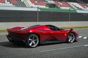 Ferrari Daytona SP3 - niskie i agresywne nadwozie/fot.Ferrari
