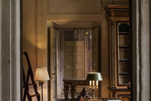 Sala biblioteczna w willi z filmu "House of Gucci" / theheritage-collection.com