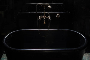 Czarna wanna w willi Balbiano z "House of Gucci" / theheritage-collection.com