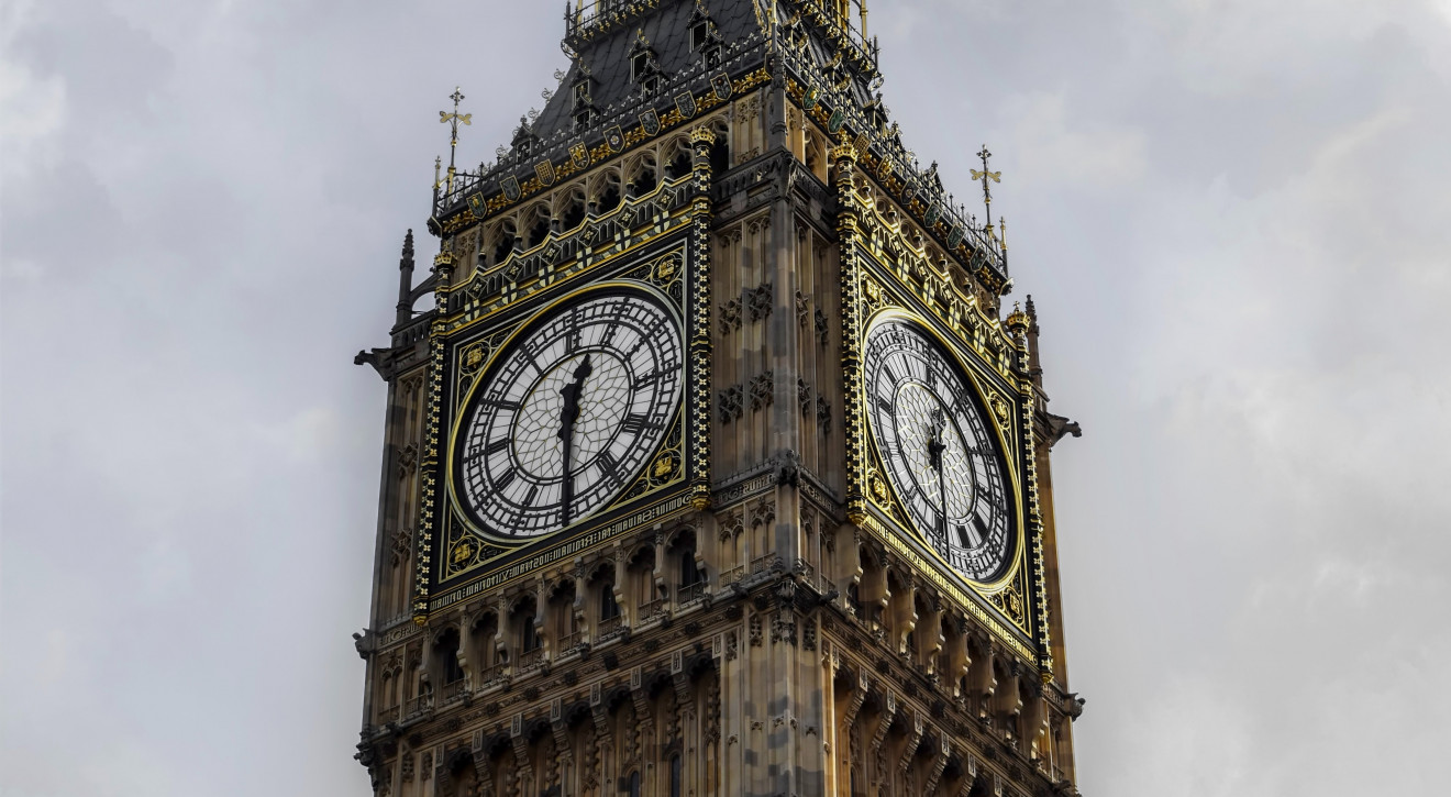Big Ben na Nowy Rok 2022 / Photo by Massimiliano Morosinotto on Unsplash LONDYN: Big Ben szykuje się na Nowy Rok 2022. Odrestaurowany symbol Londynu wybije północ w Sylwestra