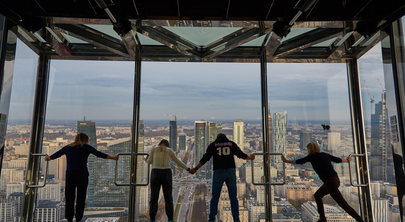 Skyfall Warsaw – ruchomy taras widokowy z przeszkloną podłogą 200 m nad ziemią
