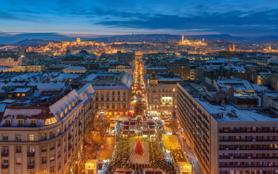 Jarmark świąteczny w Budapeszcie / Shutterstock