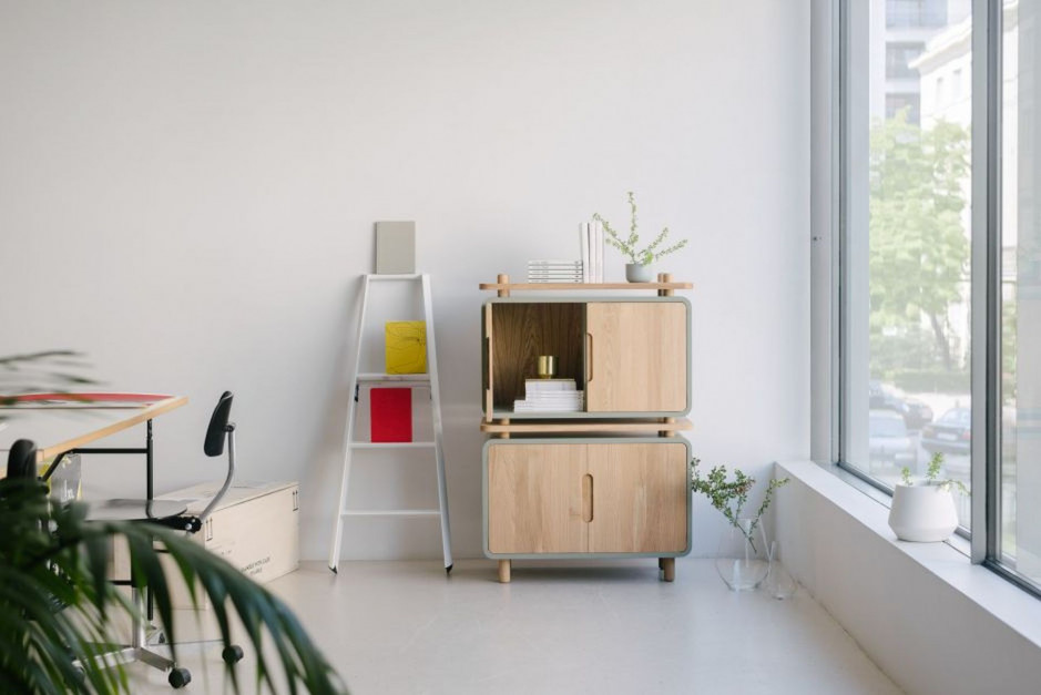 Drewniana komoda Loop. Projekt marki Swallow’s Tail Furniture / Photo: Swallow’s Tail Furniture