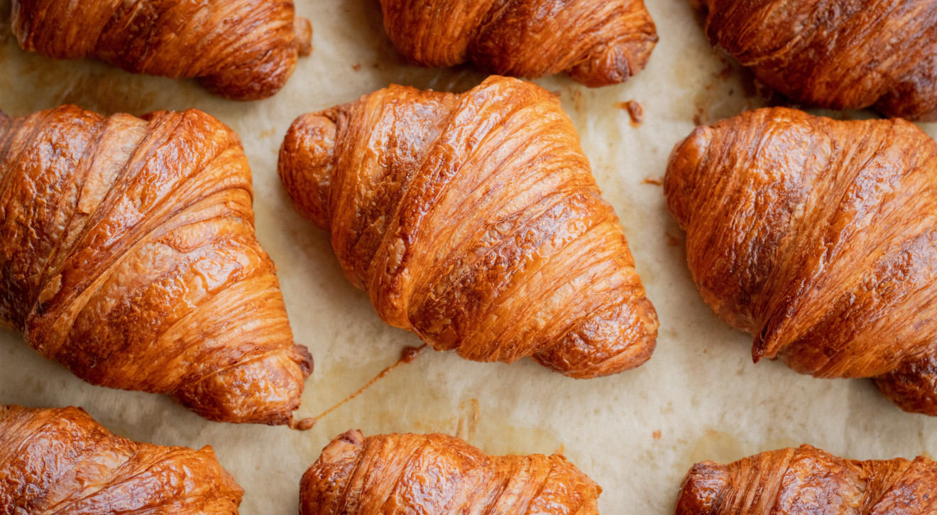 Jak zrobić prawdziwe francuskie croissanty? Prosty przepis. Ważny jest "test szyby"