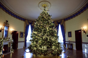 Choinka w Białym Domu ozdobiona papierowymi gołębiami / Getty Images