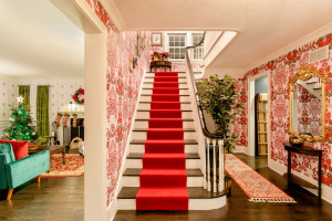 Słynne czerwone schody z filmu "Kevin sam w domu" / Airbnb