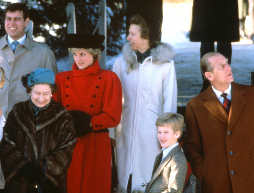 Święta brytyjskiej rodziny królewskiej w 1985 roku - książę Andrzej, królowa Elżbieta II, księżna Diana, księżna Anna oraz książę Piotr Filip i książę Filip podczas uroczystości bożonarodzeniowych przed kościołem Św. Marii Magdaleny w Sandringham / Getty Images 