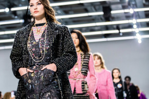 Chanel Métiers d'Art 2021/2022 - hołd złożony rzemiosłu w nowym architektonicznym pałacu 19M