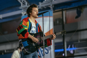"Brzydki" sweter Harry'ego Stylesa trafia na aukcję NFT. Gratka dla kolekcjonerów