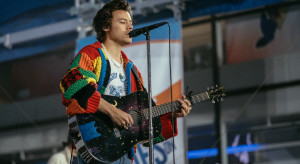 Kolorowy "brzydki" sweter Harry'ego Stylesa / Getty Images