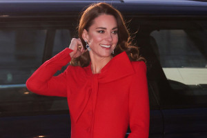 Kate Middleton w czerwonej sukience z kokardą / Getty Images