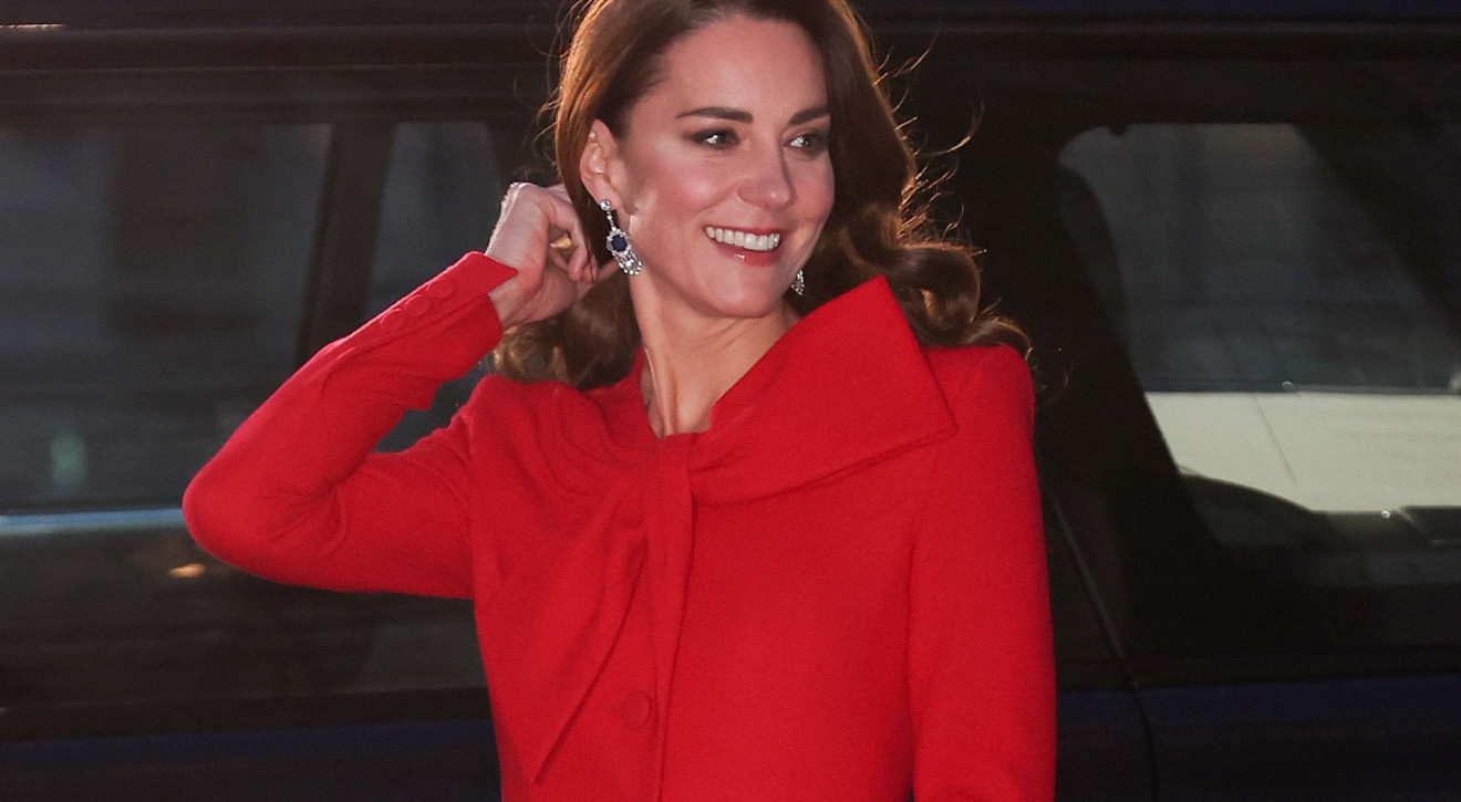 Kate Middleton w czerwonej sukience/płaszczu Catherine Walker. Ona wie, jak zrobić "efekt WOW" przed Bożym Narodzeniem!