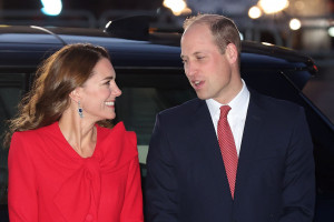 Kate Middleton założyła czerwoną sukienkę/płaszcz z ogromną kokardą / Getty Images