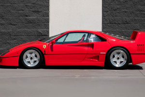 Ferrari F40 - lewy bok/fot. Mecum Auctions