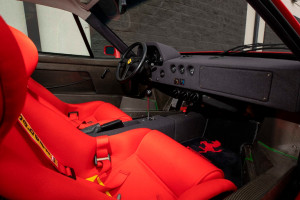 Ferrari F40 - wnętrze od strony pasażera/fot. Mecum Auctions