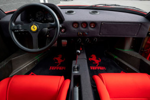 Ferrari F40 - rzut na kabinę zza foteli/fot. Mecum Auctions