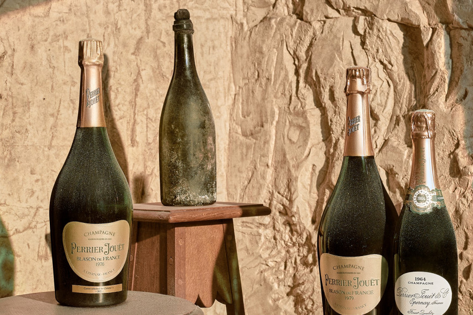 Butelka szampana Perrier-Jouët Brut Millésimé 1874 (w środku)/ fot. Christie's