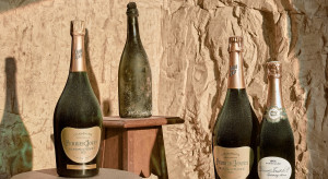 Butelka szampana Perrier-Jouët Brut Millésimé 1874 (w środku)/ fot. Christie's