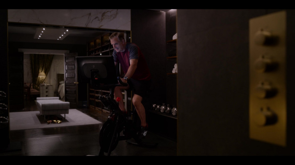 Mr. Big jeździ na rowerze Peloton w serialu 
