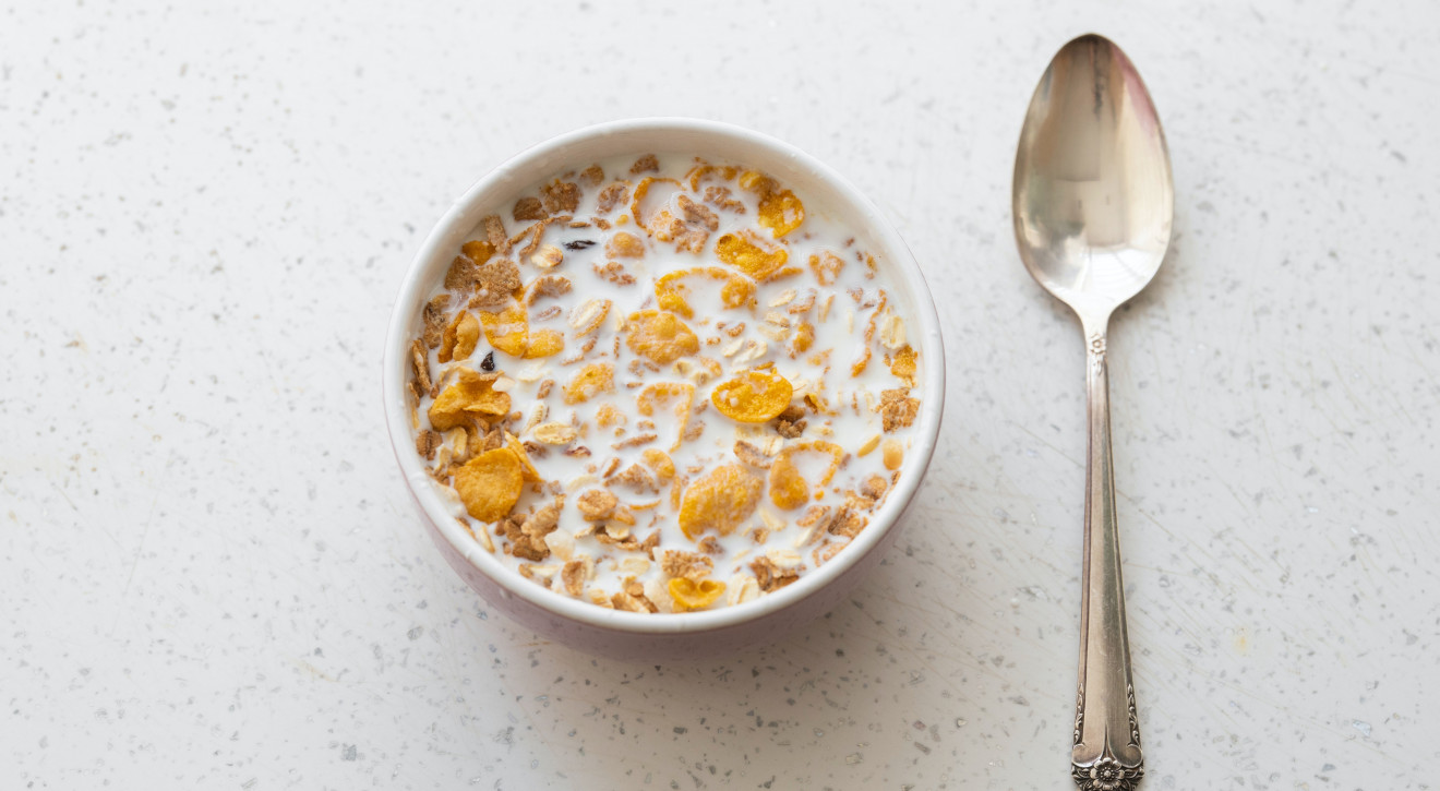 Dlaczego jesz wciąż te same, nudne śniadania? Eksperyment naukowców nie pozostawia złudzeń
