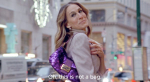 Carrie Bradshaw w serialu "I tak po prostu" z modną torebką Fendi / kadr z serialu