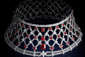 Kolia wysadzana rubinami Louis Vuitton - Bravery / materiały prasowe 