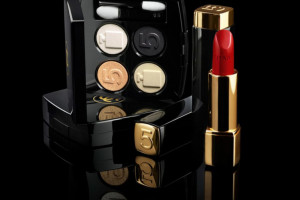 Kosmetyki do makijażu ze świątecznej kolekcji Chanel 2021 / CHANEL 