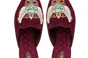 PREZENT DLA NIEJ - Burgundowe ręcznie haftowane pantofle Camilla - 252 EUR / Eu.Camilla.com