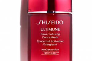 PREZENT DLA NIEJ - Ultimune Power Infusing Concentrate Shiseido - 521 zł / notino.pl 