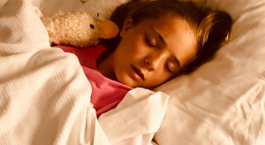 Jak uśpić dziecko po Wigilii? Ten trik na bezsenność stosowały już nasze babcie