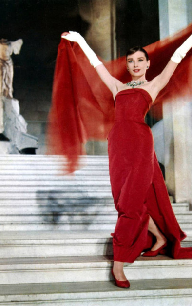 Audrey Hepburn w czerwonej sukni / kadr z filmu 
