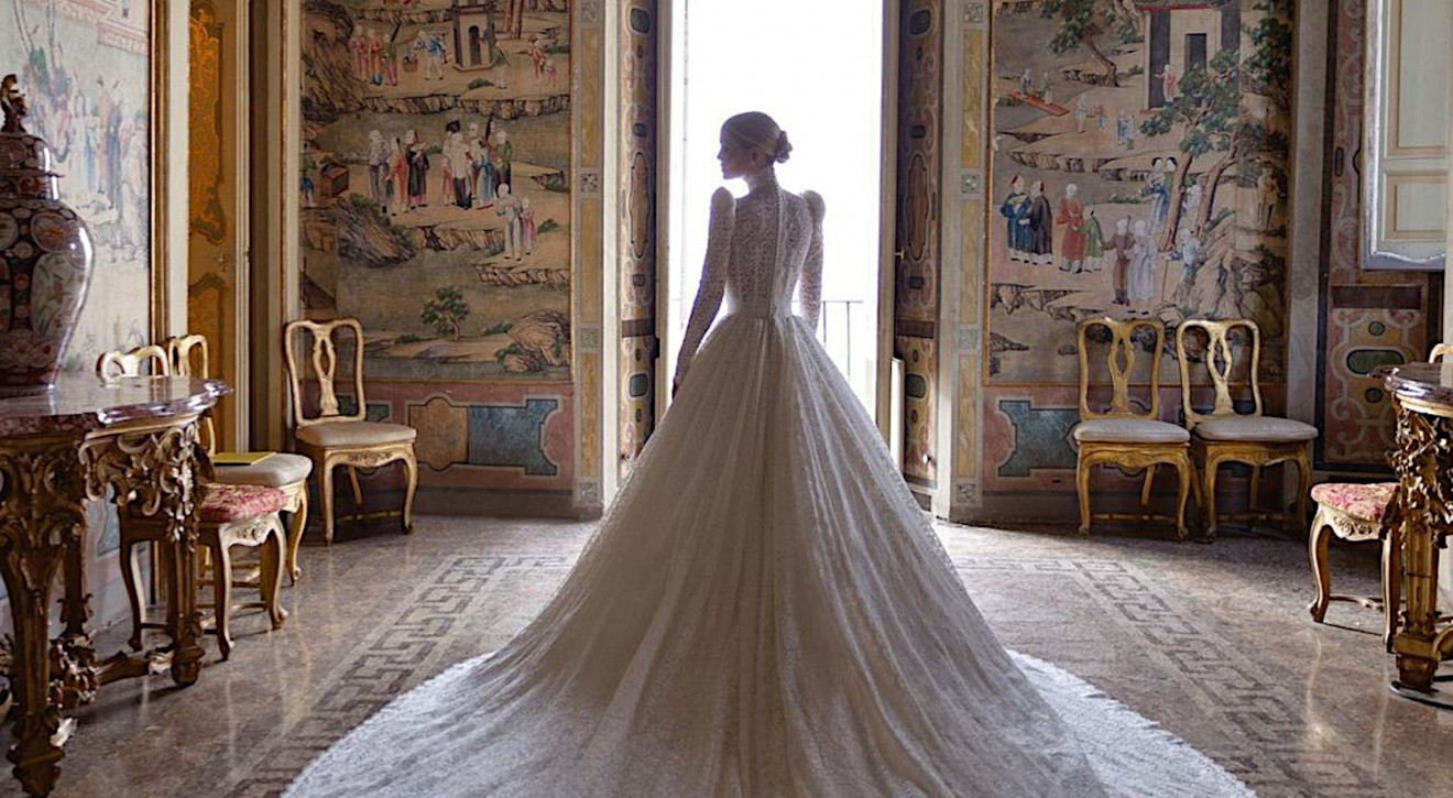 Najpiękniejsze suknie ślubne 2021 roku - panny młode wyglądały w nich jak księżniczki z bajki!