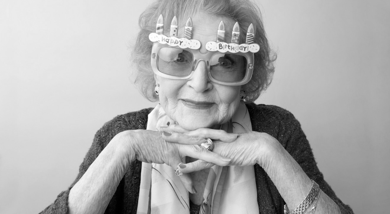 Betty White kończy 100 lat / zdjęcie z sesji do magazynu Parade Betty White nie żyje. Miała długie i szczęśliwe życie