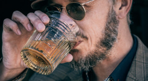 Irlandzka whiskey światowym hitem/ Photo by Tim Mossholder on Unsplash