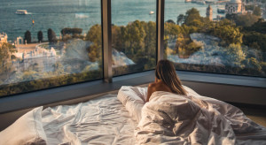 Naturalne światło zmniejsza stres i poprawia jakość snu. Odsłoń zatem okna!