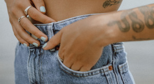 Mała kieszonka w jeansowych spodniach / jasmin chew z Pexels