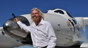 Richard Branson na tle statku kosmicznego White Knight Spaceship 2/fot. Jared Ortega