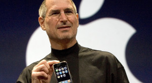 Steve Jobs prezentuje pierwszego iPhone'a 9 stycznia 2007 r./fot. David Paul Morris/Stringer, via Getty