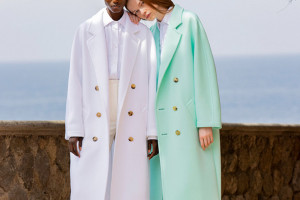 Pastelowe płaszcze z kolekcji Max Mara Resort 2022 / materiały prasowe - photo: Kevin Tachman 